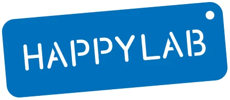 Logo vom Happylab. Das Wort Happylab in großen, weißen Buchstaben auf blauem Grund. Der blaue Grund hat oben rechts einen weißen Punkt, abgerundete Ecken und steht in einem flachen Winkel zur Horizontalen. Erinnert an einen beschrifteten Schlüsselanhänger.