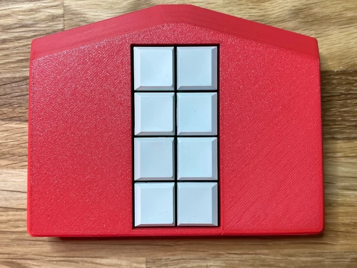 Das Tastaturgehäuse der mobilen Braille-Tastatur Metabraille ist rot und aus Kunststoff (125 mm x 95 mm x 25 mm). Die zehn Tasten sind weiß und rechteckig. Rechteckig ist auch die Gehäuseform, mit einer flachen, trapezförmigen Erweiterung auf der Längsseite. Acht Tasten liegen in vier Reihen und zwei Spalten auf der flachen Vorderseite.
